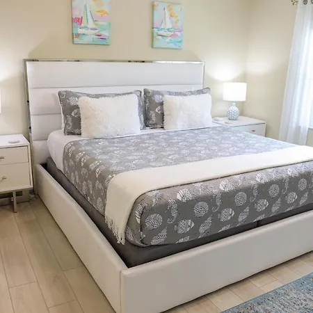 Sunnyside Palms - 2Br, Poolside, 5 Min To Beach